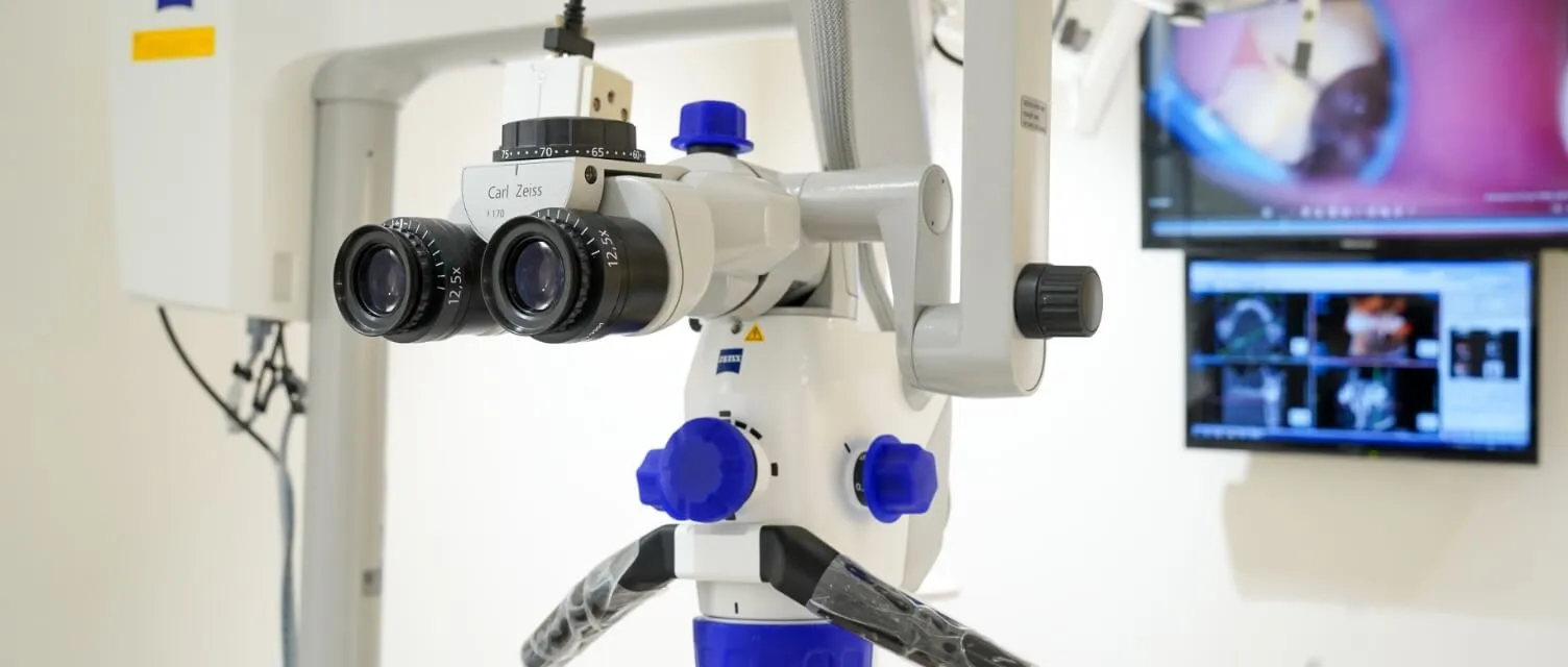 マイクロスコープ（手術用顕微鏡）を使った精密な治療