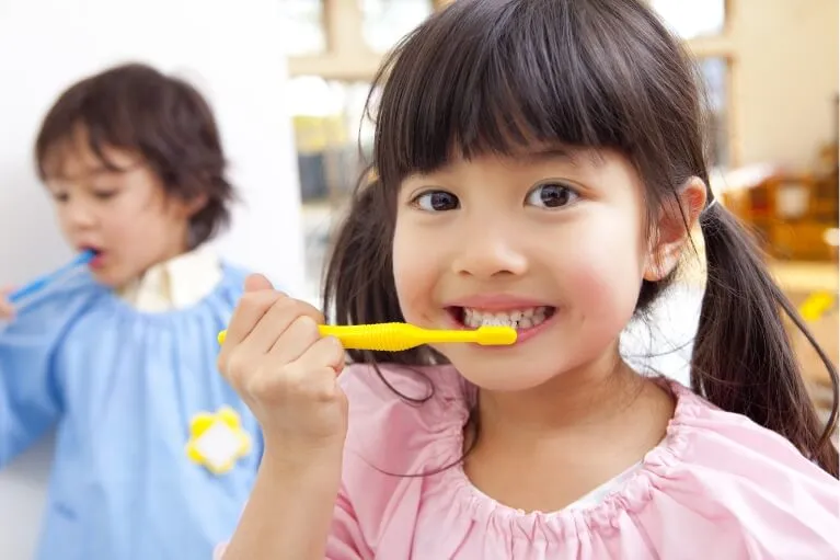 予防は、お子さんの歯が生えてきた時から始まります